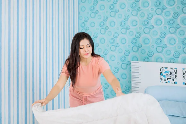 Bonita Empregada Doméstica Arrumando Cobertor Cama Depois Mudar Lençóis Quarto — Fotografia de Stock