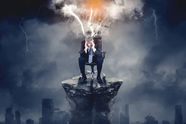 嵐の空の背景と椅子に座っている間 彼の頭を雷を攻撃すると頭痛に苦しんでストレス男性マネージャー — ストック写真
