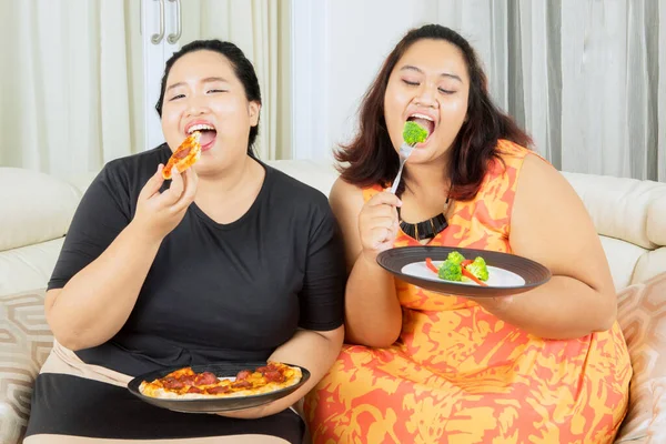 Dos Mujeres Gordas Almorzando Juntas Con Ensalada Pizza Mientras Están — Foto de Stock