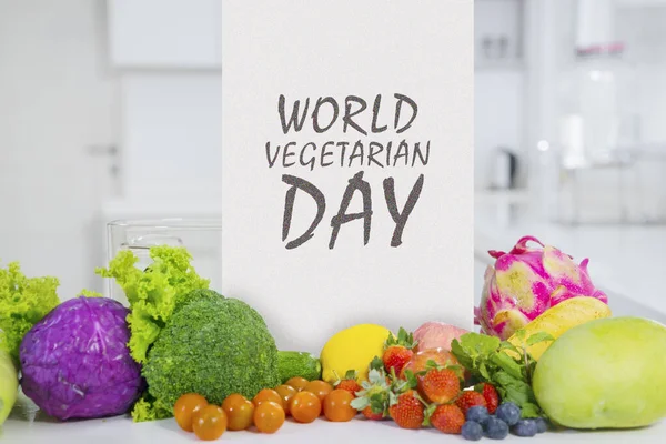 Close Legumes Variedade Frutas Mesa Com Texto Dia Vegetariano Mundial — Fotografia de Stock