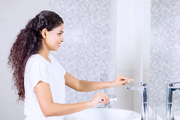 Foto Una Mujer Joven Limpiando Cepillo Dientes Lavabo Después Cepillarse —  Fotos de Stock