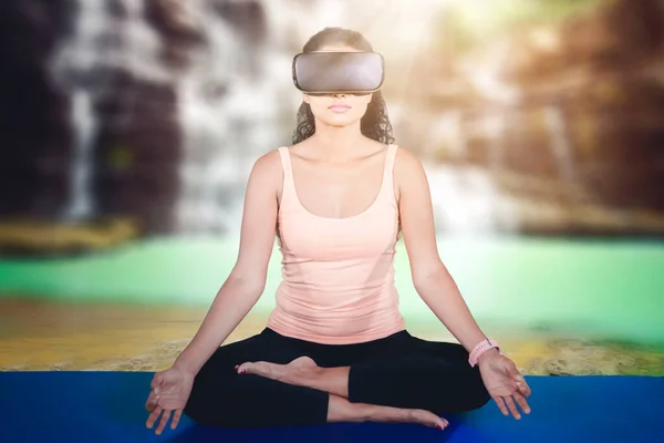 Ung Kvinna Bär Virtual Reality Glasögon När Utövar Yoga Med — Stockfoto