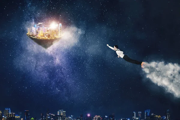 Americký Podnikatel Letící Směrem Plovoucímu Elegantnímu Městu Hvězdami Noční Obloze — Stock fotografie