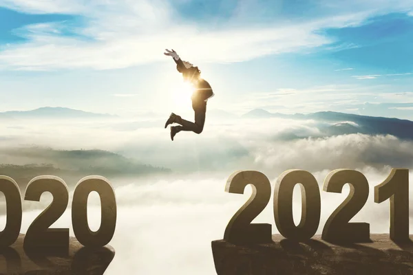 Caucasian Businessman Jumping Gap Number 2020 Number 2021 Misty Mountain — Stock Photo, Image