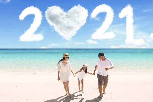Little Girl Holding Hands Her Parents While Walking Beach Clouds — ストック写真