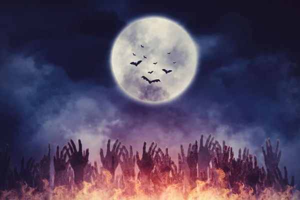 ハロウィンホラーのコンセプト 暗いハロウィーンの夜に地獄から立ち上がる混雑した幽霊の手月の背景 — ストック写真