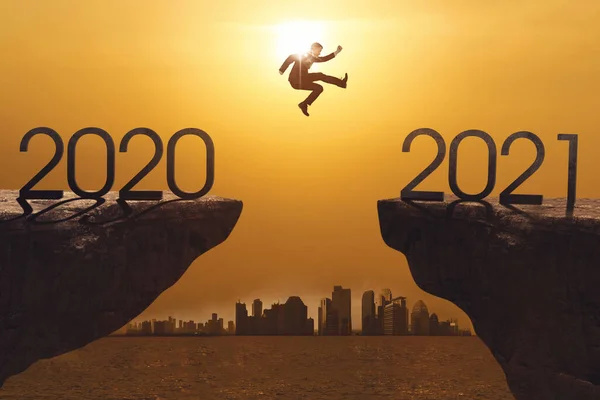 감독은 2020 번부터 2021 번까지의 공백을 넘었습니다 경관을 배경으로 말이죠 — 스톡 사진