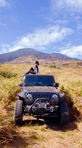 Mujer Joven Sentada Techo Del Coche Mientras Disfruta Una Hermosa — Foto de Stock