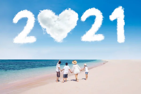 Back View Young Family Holding Hands Together Beach While Looking — Stock Photo, Image