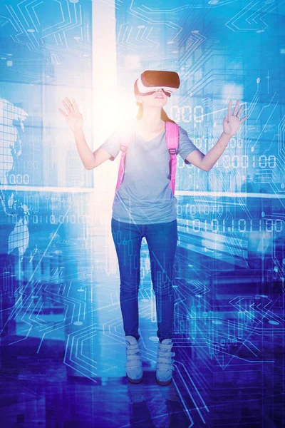 Doppelbelichtung Einer Studentin Mit Virtual Reality Brille Stehen Mit Binärem — Stockfoto