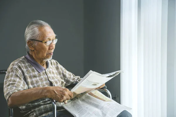 Homme Âgé Lisant Journal Assis Fauteuil Roulant Près Fenêtre Maison — Photo