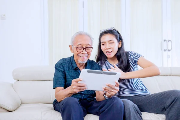 Homme Âgé Utilisant Une Tablette Numérique Pour Jouer Des Jeux — Photo