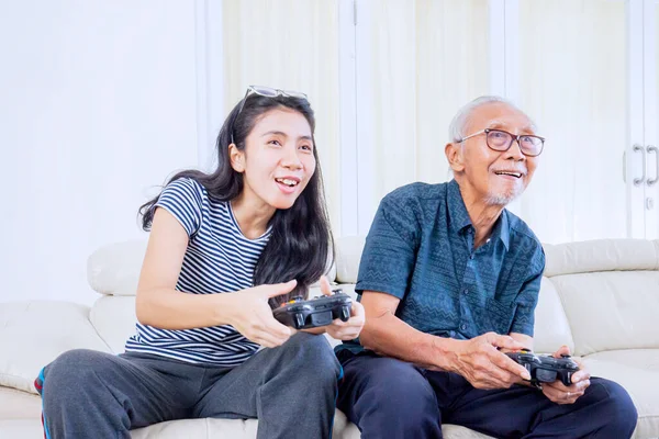 Glückliche Junge Frau Die Mit Ihrem Vater Videospiele Spielt Während — Stockfoto