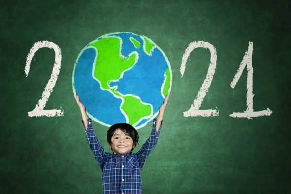 교실에 칠판에 2021 번으로 지구를 — 스톡 사진