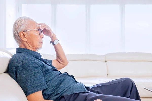 Vue Latérale Homme Âgé Souffrant Maux Tête Alors Était Assis — Photo