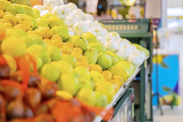 Szupermarketben Megjelenített Friss Gyümölcsfajták Közelsége — Stock Fotó