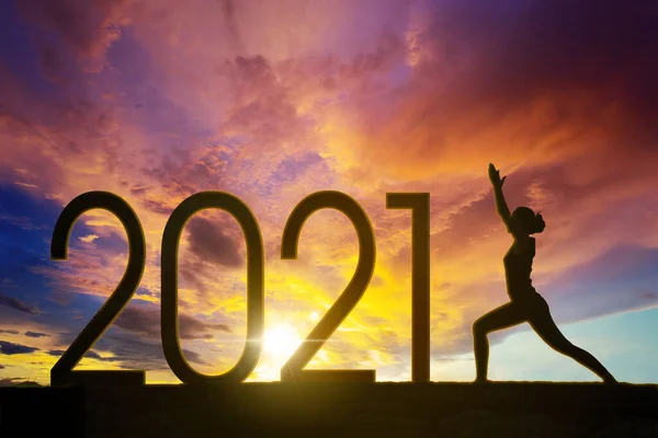 Silhouette Einer Jungen Frau Beim Yoga Mit Der Nummer 2021 — Stockfoto