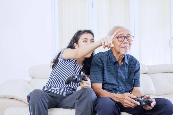 Junge Frau Spielt Videospiele Mit Ihrem Vater Während Sie Auf — Stockfoto