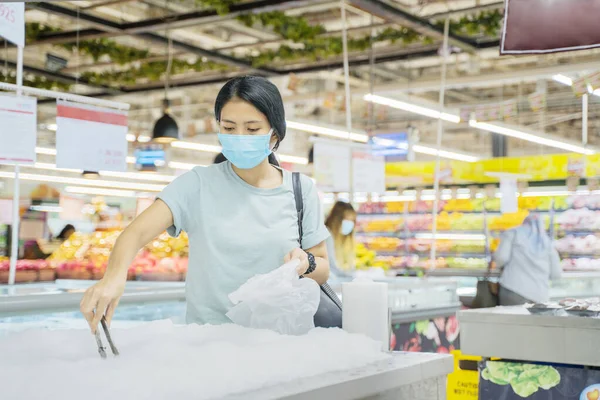 Ázsiai Visel Arc Maszk Miközben Választotta Friss Tenger Gyümölcsei Szupermarketben — Stock Fotó