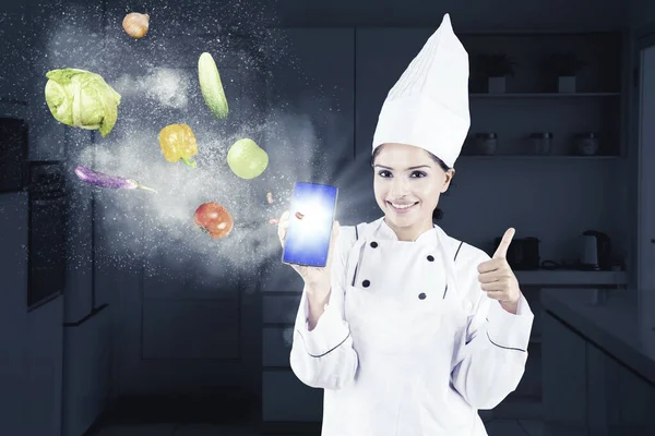 Chef Femminile Mostrando Pollice Mentre Mostra Cellulare Con Ingredienti Alimentari — Foto Stock