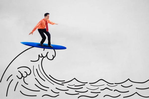 Immagine Giovane Uomo Affari Sembra Felice Durante Surf Con Tavola — Foto Stock