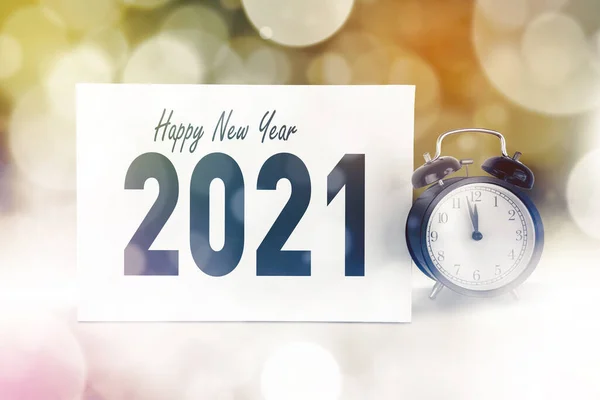 2021 Mutlu Yılına Sahip Çalar Saat Kağıdın Üzerinde Bulanık Işık — Stok fotoğraf