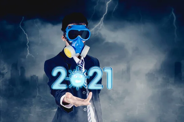 Young Businessman Wearing Gas Mask While Holding Numbers 2021 Coronavirus — Stock Photo, Image