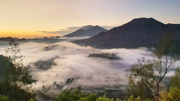 Hermoso Paisaje Aéreo Brumosa Aldea Pinggan Amanecer Con Fondo Monte — Foto de Stock