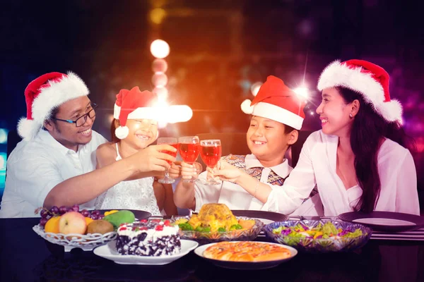 Felice Famiglia Brindisi Bicchieri Bevande Mentre Avendo Cena Natale Insieme — Foto Stock