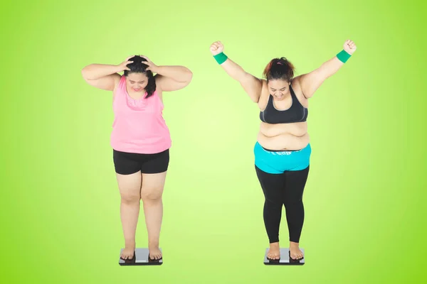 幸せと悲しい感情で体重計に立っている2人の脂肪の女性 成功と失敗の減量の概念 — ストック写真