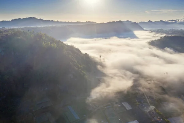 斜面近くのPinggan村の上の霧の朝の美しい空中風景インドネシア バリのBatur山 — ストック写真