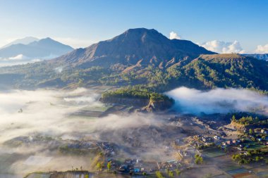 Batur dağının sisli bir sabahında Endonezya, Bali 'de Pinggan köyünün güzel manzarası