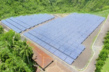 Bali, Endonezya 'daki yenilenebilir enerji kaynakları alanındaki güneş enerjisi santralinin en düşük görünümü