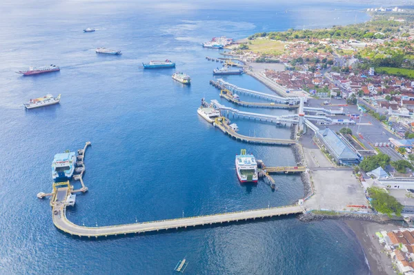 连接爪哇和巴厘的凯塔潘港轮渡活动的Drone视图 — 图库照片