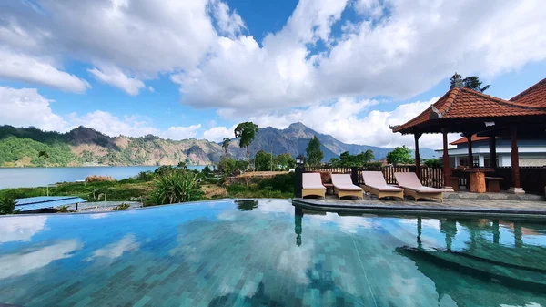 Imagem Piscina Luxo Sob Céu Azul Com Belo Fundo Montanha — Fotografia de Stock