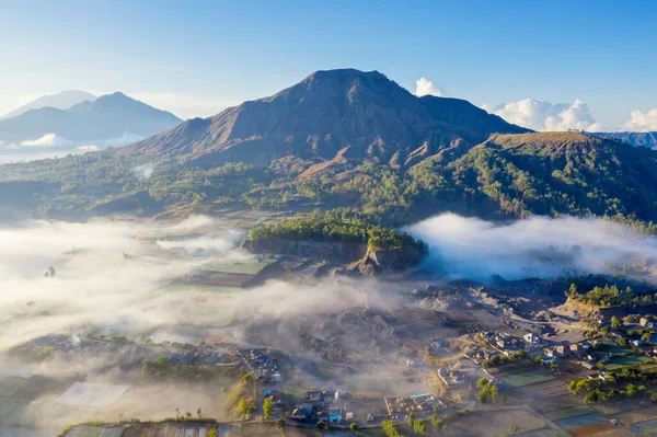 Piękne Widoki Wioski Pinggan Góry Batur Mglisty Poranek Bali Indonezja — Zdjęcie stockowe