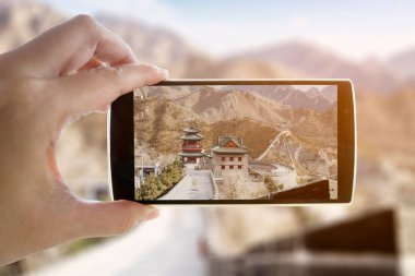 Çin Seddi 'nde bir fotoğraf gözetleme kulesi çekmek için cep telefonu kullanarak bilinmeyen ellere yakın durun.