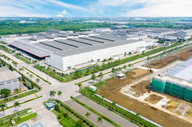 Karawang, Batı Java, Endonezya 'daki modern binaların hava görüntüsü mavi gökyüzü altındaki araba fabrikaları