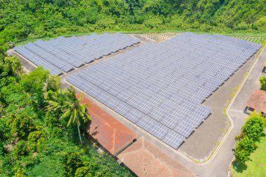 Bali, Endonezya 'daki yenilenebilir enerji kaynakları için alandaki güneş enerjisi istasyonunun hava görüntüsü