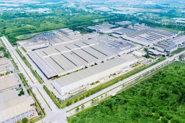 Karawang, Batı Java, Endonezya 'da yeşil ağaçlı otomobil fabrikalarının güzel hava manzarası