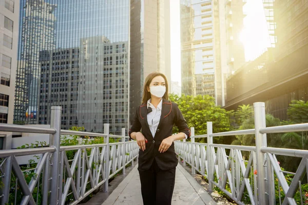 Fiatal Üzletasszony Arcmaszkot Visel Miközben Gyalogos Hídon Áll Normális Életstílusban — Stock Fotó