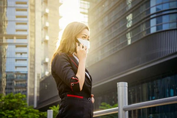 Jonge Zakenvrouw Draagt Een Gezichtsmasker Maakt Een Telefoontje Terwijl Voetgangersbrug — Stockfoto