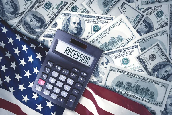 Закрыть Калькулятор Словом Рецессия Долларовых Банкнотах Американском Флаге — стоковое фото