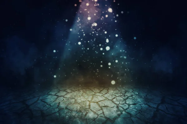雪の結晶が落下し 乾燥した土に夜間に輝くクリスマスライトのイメージ — ストック写真