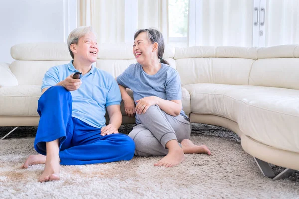 Glückliches Älteres Paar Das Nach Dem Sport Wohnzimmer Fernsieht Hause — Stockfoto