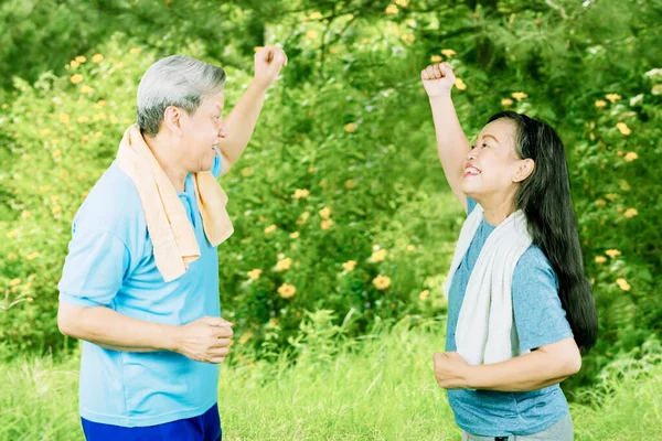 Picture Happy Old Couple Wearing Sportswear While Exercising Together Park — Stock Photo, Image