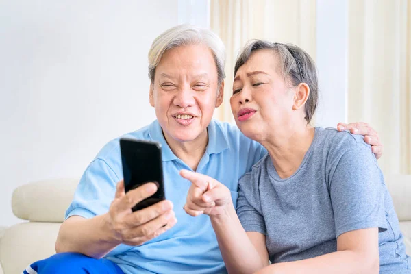 나이든 부부가 소파에 핸드폰을 사용하여 비디오 통화를 클로즈업 가정에서 — 스톡 사진