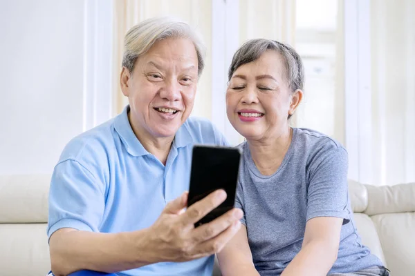 Casal Velho Feliz Fazendo Uma Chamada Vídeo Usando Celular Enquanto — Fotografia de Stock