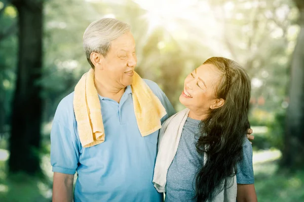 Feliz Casal Velho Vestindo Sportswear Juntos Parque Com Luz Solar — Fotografia de Stock