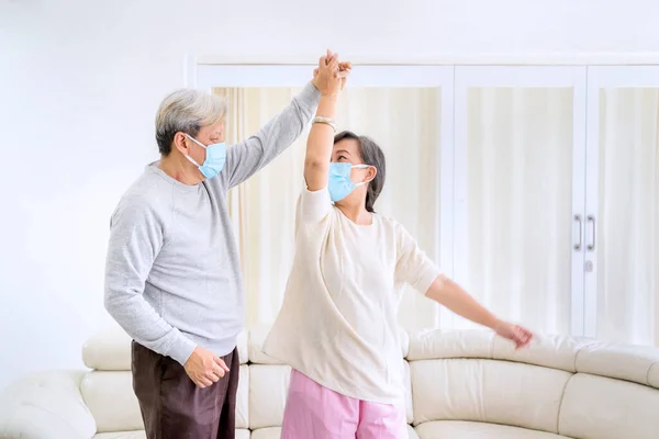 Immagine Felice Coppia Anziani Che Indossa Maschera Facciale Mentre Ballano — Foto Stock